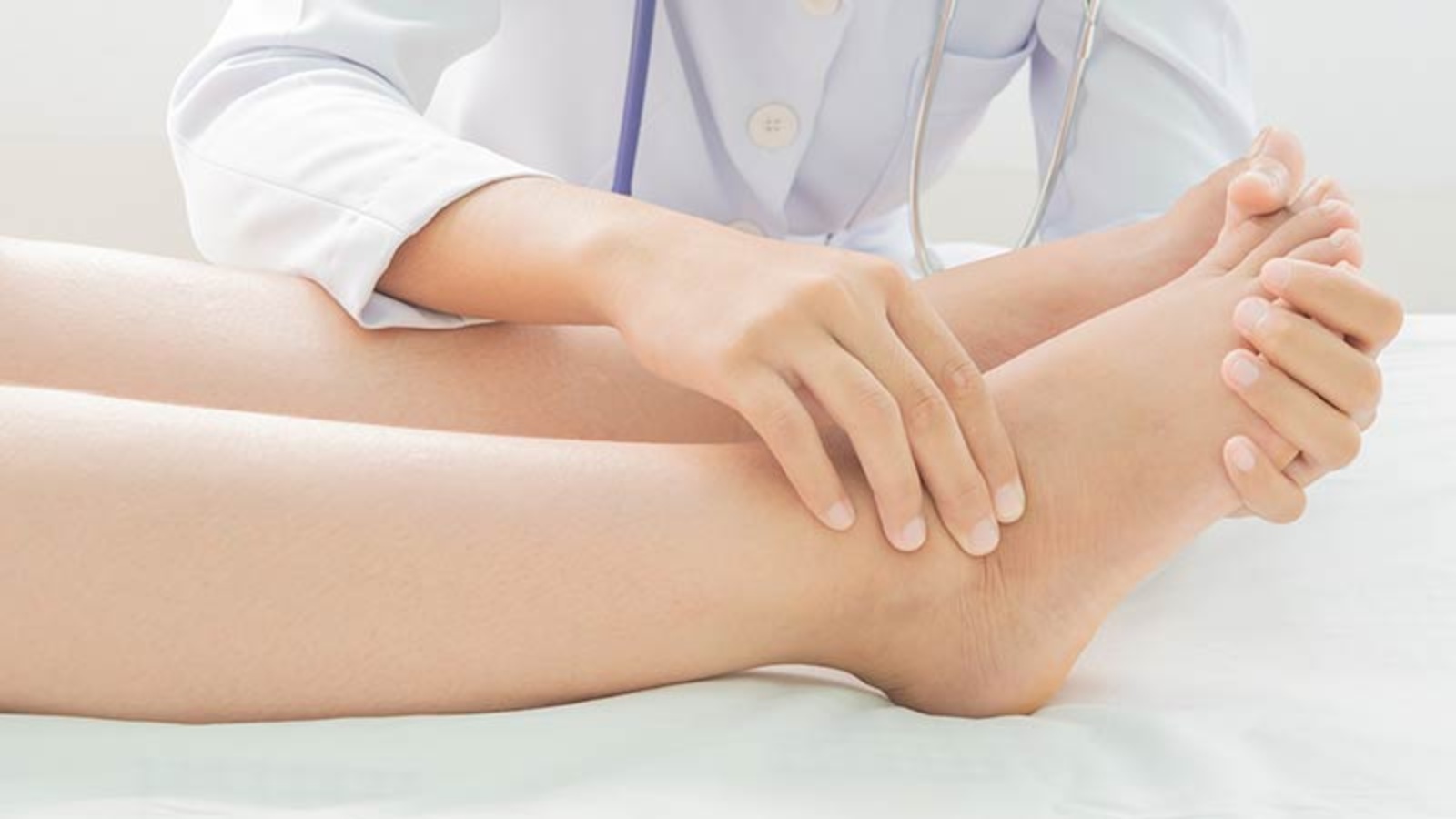 отеки нижних конечностей. отек ног доктор. отек ног доктор. отек ног доктор. отечность и усталость ног.