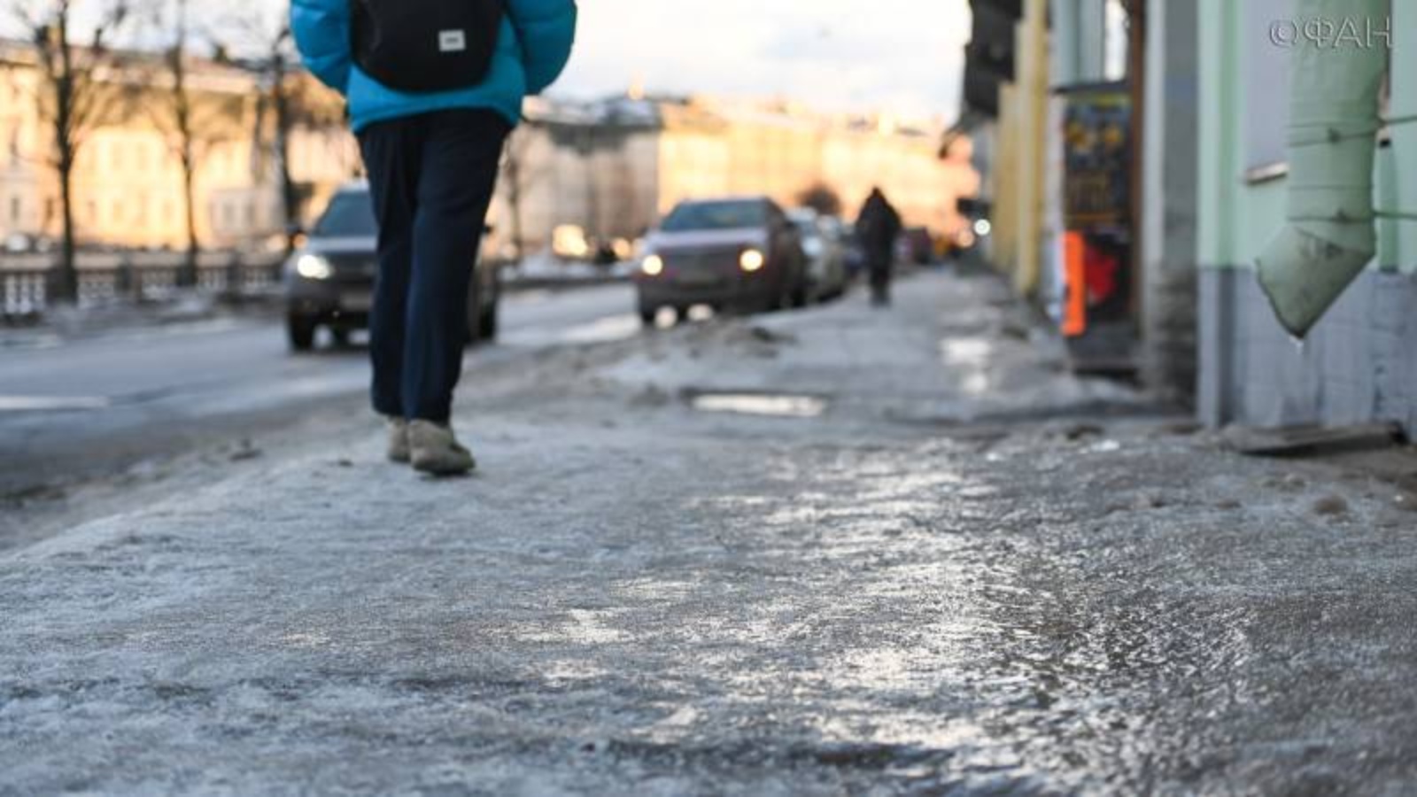 Упал на тротуаре. Гололед в Петербурге 2022. Гололед в городе. Гололед в Петербурге сегодня. Гололед в Питере 2022 год.